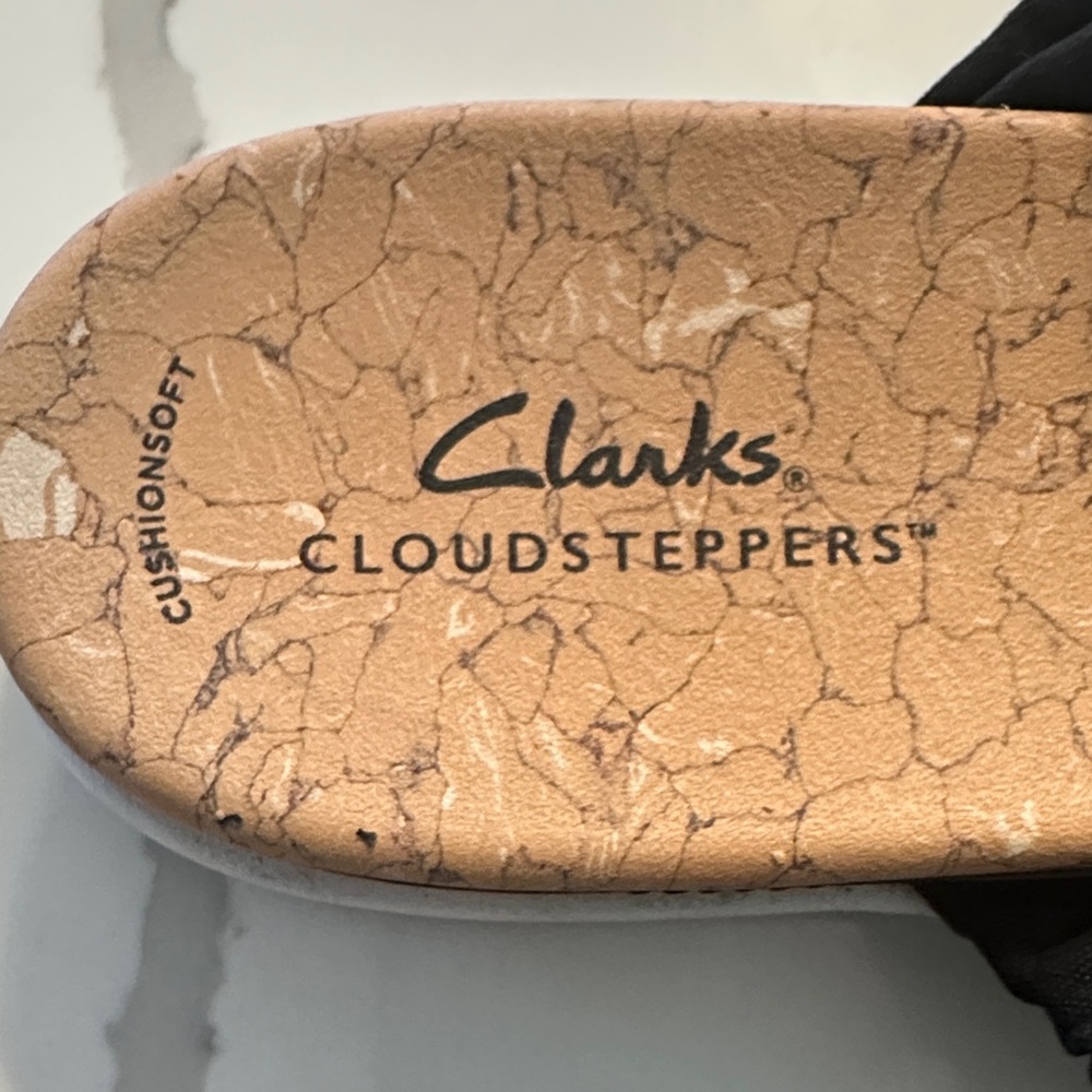 Clarks cloudsteppers Women's Black Crisscross Sandals - Picture 3 of 5